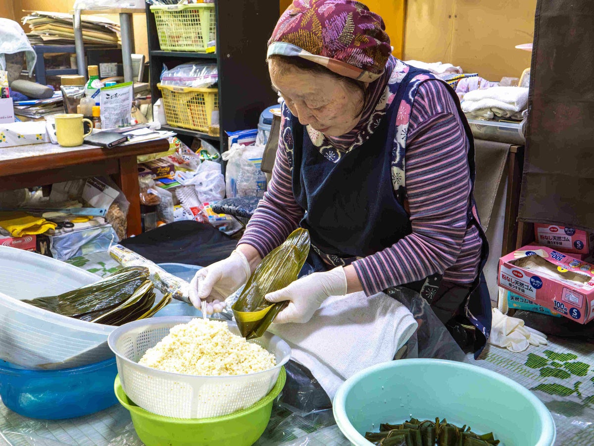 「温海川笹巻・黄色」(山形県庄内地方)10個入り(5個×2パック)/黒蜜・青きな粉付 笹巻き こぶし巻 山形 庄内 鶴岡 お土産  生菓子 お取り寄せ 特産品 グルメ 発送期間：2月下旬頃～5月下旬